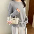Elegante borsa tote crema piccola con ciondolo a forma di orso carino. - Con Ciondolo / Bianco