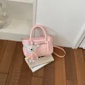 Elegante borsa a tracolla in pelle rosa con grazioso ciondolo a forma di orsetto - Con Ciondolo / Rosa