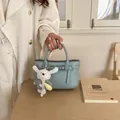 Elegante borsa tote piccola azzurra da donna con un simpatico ciondolo in peluche - Con Ciondolo / Blu