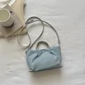 Stijlvolle lichtblauwe denim tas met zilveren strass-steentjes en een grijze riem - S / Zilver