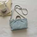 Stijlvolle lichtblauwe denim crossbodytas met strass-steentjes en zilveren riem - M / Zilver