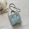 Lichtblauwe denim handtas met zilveren studs en verstelbare schouderband voor dames - L / Zilver