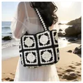 Stylische schwarz-weiße Häkel-Tragetasche mit Granny Squares für den Strandurlaub - Schwarz