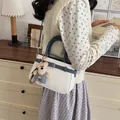 Elegante weiße Handtasche mit blauem Besatz und süßem Bärenanhänger für den Alltag - Weiß Mit Anhänger