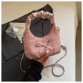 Sac à bandoulière chic en tweed rose avec poignée froncée et pendentif nœud pour femme. - Rose