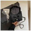 Sac à main écossais noir plissé avec décoration nœud perlé et bandoulière en chaîne argent - Noir Avec Pendentif
