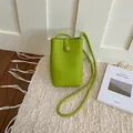 Piccola borsa a secchiello verde lime con trama litchi tracolla per cellulare - Verde