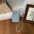 Elegante borsa a tracolla azzurra per cellulare con finitura in pelle martellata - Blu