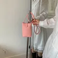 Elegante borsa a secchiello rosa in pelle martellata per cellulare, stile casual - Rosa