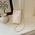 Elegante mini borsa a secchiello bianca in pelle martellata con tracolla regolabile - Bianco