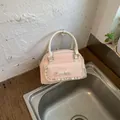 Elegante roze dameshandtas met witte stippenflap, kanten rand en een strikdetail - Standaardtype / Roze
