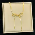 Elegante gouden strik ketting met platte slangenketting op een luxe juwelendoos - Gouden Strik Ketting (86444)
