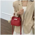 Elegante bolso de cubo en cuero granulado rojo con asa superior y correa de bandolera - Con Colgante / Rojo