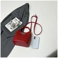 Elegante rode kiezellederen emmerstas voor dames met een gepolijste zilveren gesp - Rood