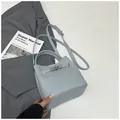 Elegante lichtblauwe emmertas van generfd leer voor dames met zilveren slot - Blauw