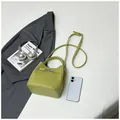 Elegante bolso de mano tipo cubo en cuero verde aguacate con cierre de metal y correa larga - Verde