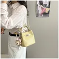 Elegante mini bolso de hombro amarillo claro para mujer con cierre de seguridad - Con Colgante / Amarillo