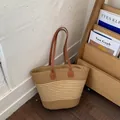 Bolso tote de paja tejida a mano con asas de cuero para vacaciones con estilo en la playa - Rayas Finas Caqui y Blanco Roto