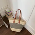 Bolso tote de paja tejida a mano con rayas negras y elegantes asas de cuero marrón - Rayas Finas Blanco Roto y Negro