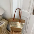 Elegante bolso de playa de paja tejido a mano con asas de cuero marrón y rayas blancas - Rayas Finas Trigo Caqui