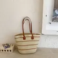Elegante bolso de playa de paja tejida con rayas marrones y correas de cuero. - Rayas Anchas Blanco Roto y Caqui