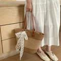 Bolso de playa de paja tejida a mano con un lazo decorativo de encaje blanco - Rayas Finas Caqui y Blanco Roto (Con Pañuelo)