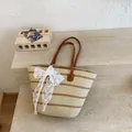 Bolso de playa de paja tejido a mano con rayas marrones y un lazo de encaje blanco - Rayas Anchas Blanco Roto y Caqui (Con Pañuelo)