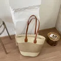 Bolso playero de paja tejido a mano con asas de cuero marrón y un diseño a rayas elegante - Rayas Finas Beige y Caqui