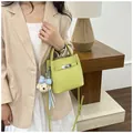 Bolso de mano verde lima elegante para mujer con un lindo amuleto de perro de peluche - Con Colgante / Verde