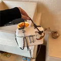 Elegante weiße Handtasche aus genarbtem Leder mit süßem Holz-Schaukelpferd-Anhänger - Stil mit Anhänger / Weiß