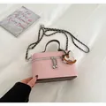 Elegante rosa strukturierte Henkeltasche mit braunem Boden und Schaukelpferd-Anhänger - Ohne Anhänger Stil / Rosa