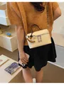 Elegante Handtasche aus cremefarbenem Kieselleder mit dekorativem Schaukelpferd-Anhänger - Ohne Anhänger Stil / Weiß