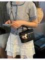 Elegante schwarze strukturierte Lederumhängetasche mit einem Holzpferdchen-Anhänger - Ohne Anhänger Stil / Schwarz