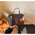 Elegante braune Umhängetasche aus genarbtem Leder mit einzigartigem Schaukelpferd-Anhänger - Ohne Anhänger Stil / Kaffeebraun