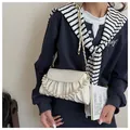 Borsa a tracolla plissettata bianco crema con elegante manico di perle e catenella. - Bianco