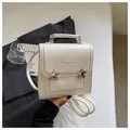 Elegante mini zaino bianco crema con dettagli a doppia stella e cuciture dorate chic - Beige