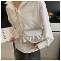 Elegante borsa a tracolla plissettata argento con decorazione in catena di perle - Argento