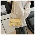 Elegante borsa a tracolla pieghettata giallo chiaro da donna con perle e catena dorata - Giallo