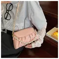 Borsa a tracolla rosa a pieghe con manico decorativo in perle - Rosa