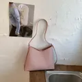 Elegante rosafarbene handgewebte Schultertasche mit minimalistischem Bucket-Hobo-Design - Rosa Gewebt / Rosa