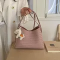 Elegante rosa geflochtene Hobo-Umhängetasche für Damen mit süßem dekorativem Pferdeanhänger - Rosa Gewebt Mit Anhänger