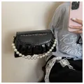 Elegante borsa nera a pieghe con tracolla a catena di perle vintage da donna. - Nero