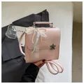 Elegante zaino rosa di alta classe da donna con accenti di perle e decorazione di fiocco in pizzo - Rosa Con Pendente