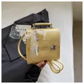 Elegante zaino giallo da donna con fiocco in pizzo bianco e accenti di stelle - Giallo Con Ciondolo