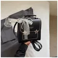 Zaino nero elegante da donna con fiocco in pizzo di perle e borchie a forma di stella. - Nero Con Pendente