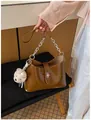 Elegante bruine glanzende onderarm schoudertas met zilveren ketting en een berenbedeltje - Bruin met Hanger