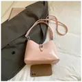 Elegante lichtroze glanzende schoudertas van kunstleer voor dames met verstelbare riem - Roze
