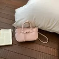 Elegante borsa tote piccola rosa in pelle martellata con tracolla e fibbia in metallo. - senza ciondolo / Rosa