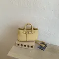 Elegante borsa tote mini in pelle gialla con fibbia e tracolla sottile - senza ciondolo / Giallo