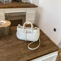 Elegante borsa tote in pelle bianca martellata con tracolla e dettaglio fibbia da donna - senza ciondolo / Bianco